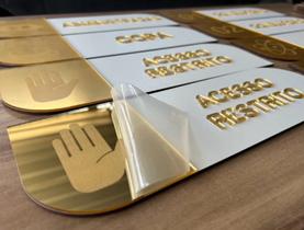 Kit 10 Placas Sinalização de Porta com acrílico espelhado personalizada