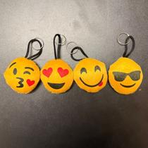 Kit 12 Chaveiros De Pelúcia Emoji Coração Dado Kit 12 Chaveiros De Pelúcia Emoji Coração Dado
