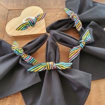 Kit 12 Guardanapos de Tecido Preto e 12 Anéis PG Lacinho Listrado Colorido Kit 12 Guardanapos de Tecido Preto e 12 Anéis PG Lacinho Listrado Colorido