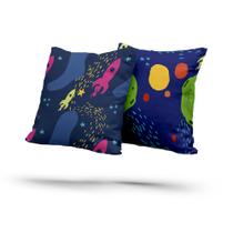 Kit 2 Almofadas com Enchimento Astronauta Abstrato Planetas Kit 2 Almofadas com Enchimento Astronauta Abstrato Planetas