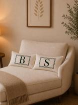 Kit 2 Almofadas Personalizadas com Inicial Bordado em Suede Luxo Moldura Dupla Decoração Quarto Casal e Solteiro Cor:V