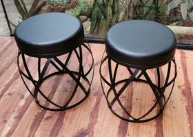 Kit 2 Bancos Barril de Ferro - Estofado Preto Seat Garden Kit 2 Bancos Barril de Ferro - Estofado Preto Seat Garden