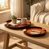Kit 2 Bandeja Decorativa Redonda em Couro e Metal Decoração Bistrô Café Mesa Posta Aparador Luxo