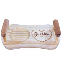 Kit 2 Bandejas de Madeira Pinus Gratidão com Espaço para Servir