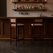 Kit 2 Banquetas Assento Encosto Estofado em Sintetico Hellen cor:imbuia com sintetico nude