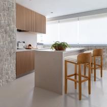 Kit 2 Banquetas Luxo Alta Onix - Base em Madeira Maciça - Estofado em Linho Com Composê no material sintético - Morrom