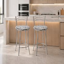 Kit 2 Banquetas Médias Cromadas com Assento Estofado e Encosto para Bancada Cozinha e Área Gourmet Cinza/Cromado/Branco Kit 2 Banquetas Médias Cromadas com Assento Estofado e Encosto para Bancada Cozinha e Área Gourmet Cinza/Cromado/Branco