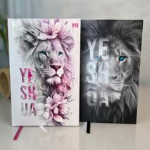 Kit 2 Bíblias Sagrada Casal Cristão NVI Leão Yeshua Rosa e Preta Letras Médias Capa Dura E Índice