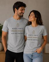 Kit 2 Camisetas Casal Cristão Mente Forte Coração Tranquilo Deus no Controle 100% Poliéster Premium