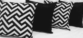 Kit 2 Capas Almofadas Sued Preto Jaquard Chevron 45x45cm