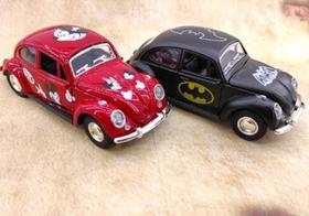 Kit 2 Carrinhos Fusca Miniatura Mickey e Batman Perfeita Rica em Detalhes na Escala 1:32 - BBLK