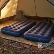 Kit 2 Colchões Infláveis Liso Solteiro e Casal Camping Praia Passeio Viagens Piscina Festa Ar Livre Acomodar Visitas Família amigos Azul