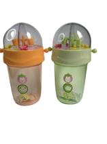 Kit 2 Copos Infantil 390ml com Tampa Alça de Punho e Brinquedo Kit 2 Copos Infantil 390ml com Tampa Alça de Punho e Brinquedo