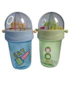 Kit 2 Copos Infantil 390ml com Tampa Alça de Punho e Brinquedo Kit 2 Copos Infantil 390ml com Tampa Alça de Punho e Brinquedo