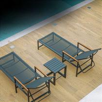 Kit 2 Espreguiçadeiras de Piscina Amélia Tela Sling Braços de Madeira + Mesa Lateral
