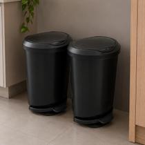 Kit 2 Lixeiras 45L Pedal e Trava Preta Arqplast Kit 2 Lixeiras 45L Pedal e Trava Preta Arqplast