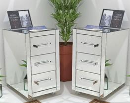Kit 2 Mesa De Cabeceira Espelhada 3 Gavetas Altura 55 Cm Largura 30 Cm Para Quarto Casal Com Rodas Kit 2 Mesa De Cabeceira Espelhada 3 Gavetas Altura 55 Cm Largura 30 Cm Para Quarto Casal Com Rodas