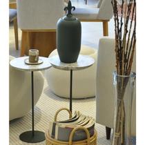 Kit 2 Mesas Laterais NORINA - MÉDIA / ALTA, tampo redondo Imerso e base Verde Oliva.