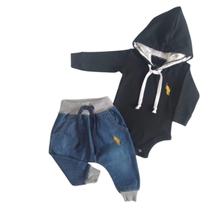 Kit 2 Peças sendo 1 Body Suedine com Capuz e 1 Calça Jeans