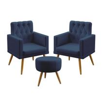 Kit 2 Poltronas Decorativas Estofada Sala De Estar Nina e Puff Solar Rodapé E Botões Capitonê Sued Azul Marinho Aradecor