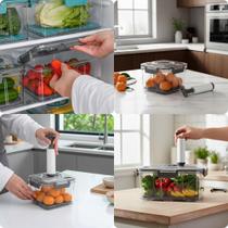 Kit 2 Potes Hermético com Bomba de Vácuo Conservar Alimentos Secos Armazenar Frios Queijos Preservar Frutas Verduras Marmitas 1,5L e 2L Cinza Kit 2 Potes Hermético com Bomba de Vácuo Conservar Alimentos Secos Armazenar Frios Queijos Preservar Frutas Verduras Marmitas 1,5L e 2L Cinza