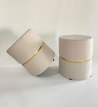 Kit 2 Puffs Decorativo Redondo com Detalhe Dourado, Estofado em Tecido Linho Bege, para sala moveis Kit 2 Puffs Decorativo Redondo com Detalhe Dourado, Estofado em Tecido Linho Bege, para sala moveis