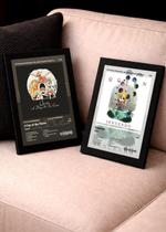 Kit 2 Quadros Queen A Day+Inn C/ Vidro, Moldura Preta Tam:A4