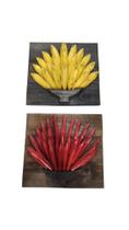 Kit 2 quadros rústicos de banana e pimenta em madeira maciça, medindo 50 cm Kit 2 quadros rústicos de banana e pimenta em madeira maciça, medindo 50 cm