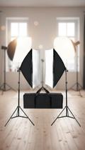 Kit 2 Softbox 50x70cm Iluminação Estúdio com Tripés 2m Kit 2 Softbox 50x70cm Iluminação Estúdio com Tripés 2m