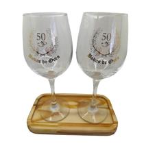 Kit 2 Taças Bandeja Bodas Ouro 50 anos Personalizada Vinho Kit 2 Taças Bandeja Bodas Ouro 50 anos Personalizada Vinho