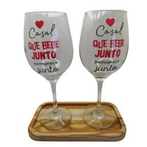 Kit 2 Taças Bandeja Casal Bebe Junto Personalizada Vinho Kit 2 Taças Bandeja Casal Bebe Junto Personalizada Vinho