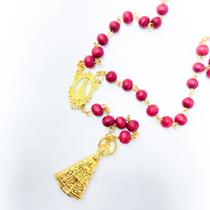 Kit 2 Terços detalhes madeira medalhas de Nossa Senhora Aparecida dourado 48 cm tradicional - Filó Modas
