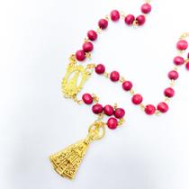 Kit 2 Terços detalhes madeira medalhas de Nossa Senhora Aparecida dourado fé - Filó Modas