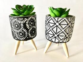 Kit 2 Vasos Decorativos com pés madeira com Planta Artificial 9,5x6cm Kit 2 Vasos Decorativos com pés madeira com Planta Artificial 9,5x6cm