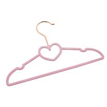 Kit 20 Cabides Veludo Rosa Gancho Rose Infantil 28cm Coração Kit 20 Cabides Veludo Rosa Gancho Rose Infantil 28cm Coração