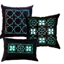 Kit 3 Almofadas Bordadas em Veludo Preto - Jade Kit 3 Almofadas Bordadas em Veludo Preto - Jade