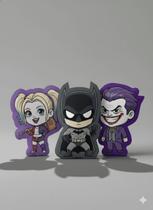 Kit 3 Almofadas Personagem DC Batman, Coringa, Arlequina Suede Premium Chibi Geek Nerd Decoração Kit 3 Almofadas Personagem DC Batman, Coringa, Arlequina Suede Premium Chibi Geek Nerd Decoração