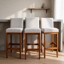 Kit 3 Banquetas Altas Estofada Encosto Tecido Linho Madeira Maciça Eucalipto para Cozinha Bistrô Bancada Gourmet Americana
