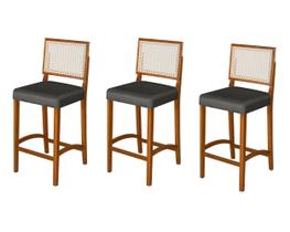 Kit 3 Banquetas Altas Pés Em Madeira Maciça Com Encosto em Rattan e Assento Estofado Conforto, Design Clássico e Elegância para Cozinha ou Balcão Kit 3 Banquetas Altas Pés Em Madeira Maciça Com Encosto em Rattan e Assento Estofado Conforto, Design Clássico e Elegância para Cozinha ou Balcão