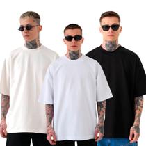 KIT 3 Camisetas Lisa PRETA / BRANCA E OFF-WHITE Urban Style 100% Algodão Premium Streetwear Oversized KIT 3 Camisetas Lisa PRETA / BRANCA E OFF-WHITE Urban Style 100% Algodão Premium Streetwear Oversized