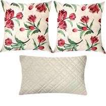 Kit 3 Capas de Almofadas Tulipas Vermelhas e Matelassê Bege 45x45cm Kit 3 Capas de Almofadas Tulipas Vermelhas e Matelassê Bege 45x45cm