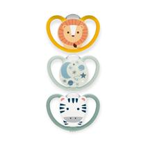 Kit 3 Chupetas Dia e Noite Brilha no Escuro Space 18m+ Nuk Kit 3 Chupetas Dia e Noite Brilha no Escuro Space 18m+ Nuk