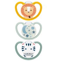 Kit 3 Chupetas Space Dia e Noite Brilha no Escuro 18m+ Nuk Kit 3 Chupetas Space Dia e Noite Brilha no Escuro 18m+ Nuk