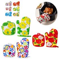 Kit 3 Luvas e Descansos Térmico Estampado P/ Fogão Quente Kit 3 Luvas e Descansos Térmico Estampado P/ Fogão Quente