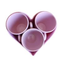 Kit 3 pratinho fundo em forma de coração + 3 xicaras de café 70ml na cor rosa e vermelho (6 peças) acrilico