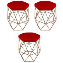 Kit 3 puff decorativos para sala hexagonal aramado base bronze suede vermelho - cique e decore