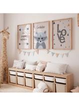 Kit 3 Quadros Frase Aventura Quarto Bebê Guaxinim Decoração