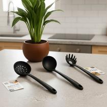 Kit 3 Utensílios Silicone Concha Pegador Massas Escumadeira para feijão, sopa, fritura, panela, alta temperatura Cor Preto