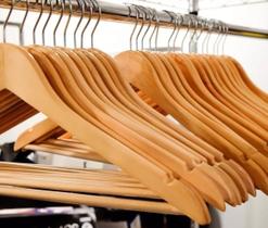 Kit 30 Cabides Madeira Envernizado com Gancho Inox Giratório Para Camisa Calça Roupas marca Rayco