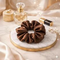 Kit 30 Xuxinhas de Cetim com Costura Embutida Scrunchies Frufru Rabicó Anti Frizz Cor:MarromQuantidade:50un